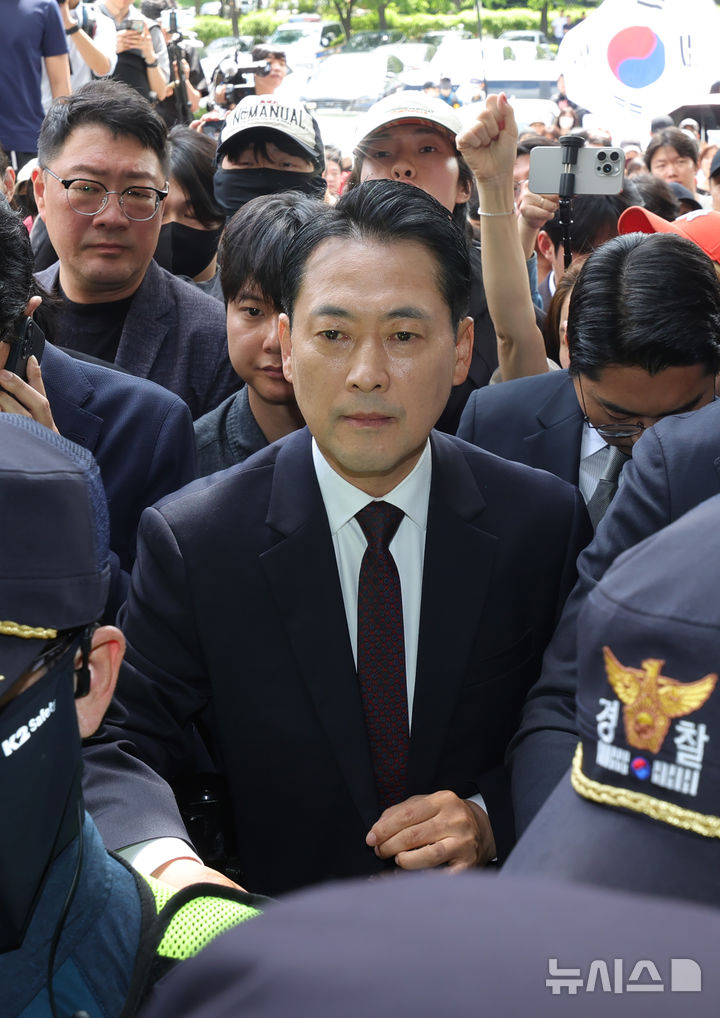 [서울=뉴시스] 홍효식 기자 = 장동혁 국민의힘 대표 등이 5일 오전 전국동시지방선거 송파구 개표소인 서울 송파구 올림픽공원 핸드볼경기장에 항의 방문하고 있다. 2026.06.05. yesphoto@newsis.com