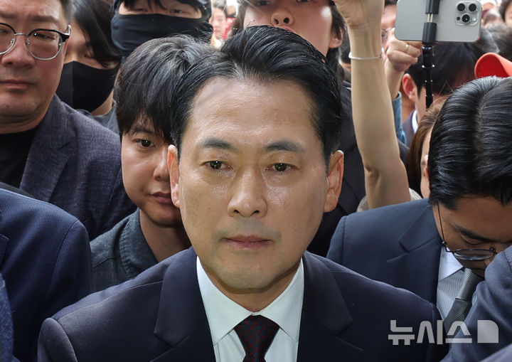 [서울=뉴시스] 홍효식 기자 = 장동혁 국민의힘 대표 등이 5일 오전 전국동시지방선거 송파구 개표소인 서울 송파구 올림픽공원 핸드볼경기장에 항의 방문하고 있다. 2026.06.05. yesphoto@newsis.com