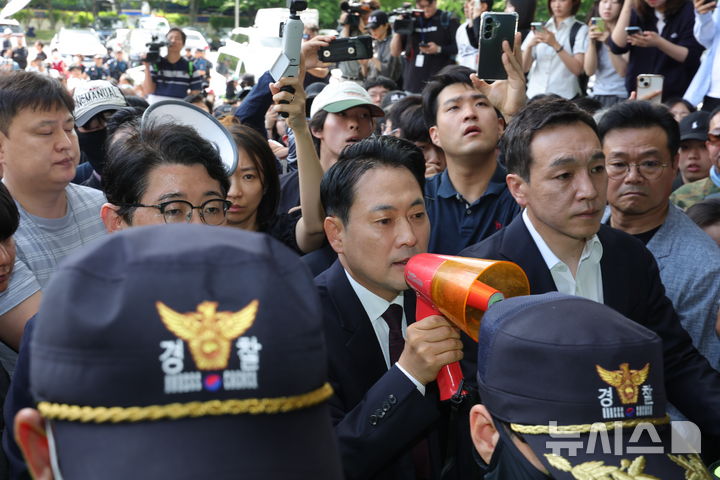 [서울=뉴시스] 홍효식 기자 = 장동혁 국민의힘 대표 등이 5일 오전 전국동시지방선거 송파구 개표소인 서울 송파구 올림픽공원 핸드볼경기장에 항의 방문하고 있다. 2026.06.05. yesphoto@newsis.com