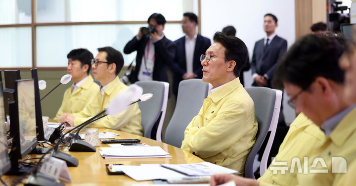 [서울=뉴시스] 김선웅 기자 = 김민석 국무총리가 5일 서울 동작구 기상청 서울청사 국가기상센터를 방문해 여름철 기상전망 및 폭염·호우·지진 대응책 현황을 점검하고 있다. 2026.06.05. mangusta@newsis.com