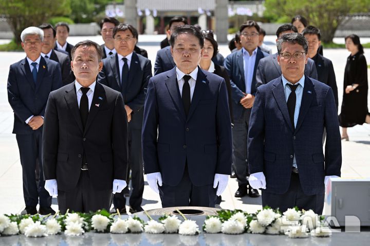 [광주=뉴시스] 이영주 기자 = 제9회 전국동시지방선거 조국혁신당 전남도당 당선인과 출마자들이 5일 오전 광주 북구 운정동 국립5·18민주묘지를 찾아 오월영령에 참배하고 있다 왼쪽부터 김태성 신안군수 당선인, 사순문 장흥군수 당선인, 박웅두 전남도당위원장. 2026.06.05.leeyj2578@newsis.com