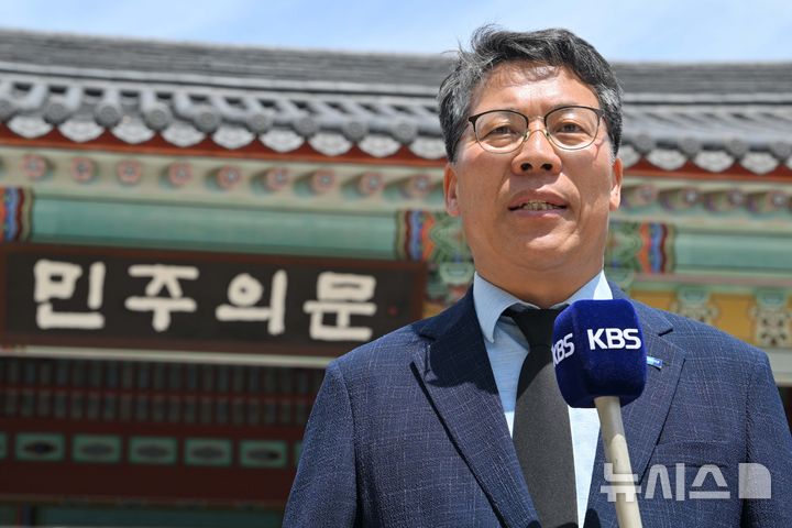 [광주=뉴시스] 이영주 기자 = 박웅두 조국혁신당 전남도당위원장이 5일 오전 광주 북구 운정동 국립5·18민주묘지를 찾아 오월영령에 참배한 뒤 취재진 인터뷰하고 있다. 2026.06.05.leeyj2578@newsis.com