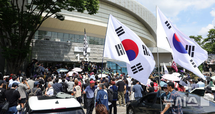 [서울=뉴시스] 홍효식 기자 = 보수성향의 시민 등이 5일 잠실7동 투표함 개표가 진행되고 있는 서울 송파구 올림픽공원 핸드볼경기장을 찾아 항의하고 있다. 2026.06.05. yesphoto@newsis.com