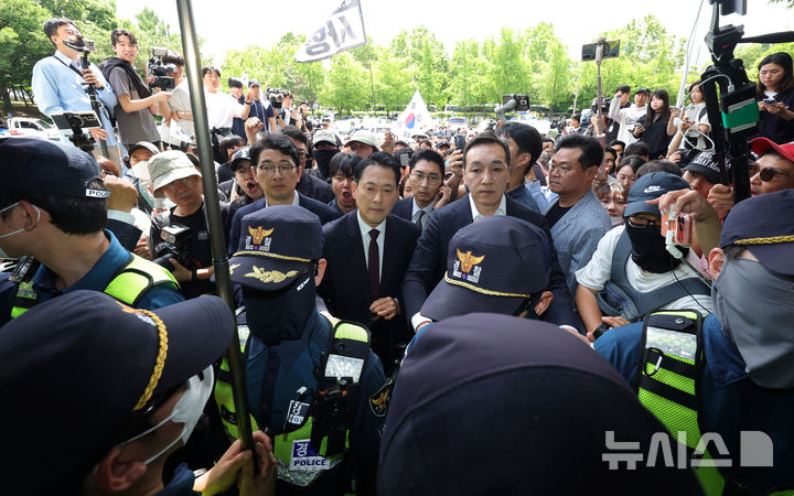 [서울=뉴시스] 홍효식 기자 = 장동혁 국민의힘 대표 등이 5일 잠실7동 투표함 개표가 진행되고 있는 서울 송파구 올림픽공원 핸드볼경기장을 찾아 항의하고 있다. 2026.06.05. yesphoto@newsis.com