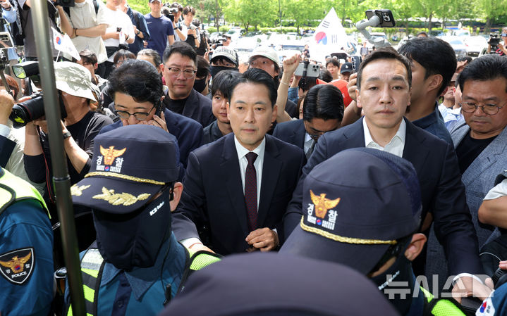 [서울=뉴시스] 홍효식 기자 = 장동혁 국민의힘 대표 등이 5일 잠실7동 투표함 개표가 진행되고 있는 서울 송파구 올림픽공원 핸드볼경기장을 찾아 항의하고 있다. 2026.06.05. yesphoto@newsis.com