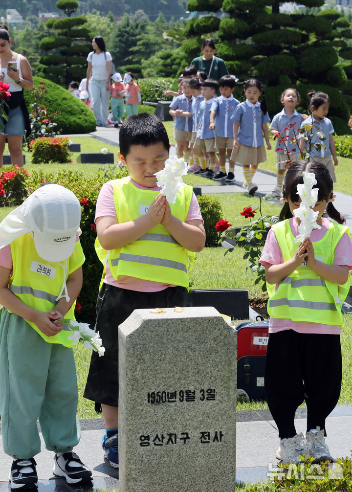  [부산=뉴시스] 하경민 기자 = 제71회 현충일을 하루 앞둔 5일 부산 남구 유엔기념공원에서 원광어린이집(영도구) 원생들이 6·25전쟁 당시 유엔군으로 참전한 한국군 전몰장병묘역을 참배하고 있다. 2026.06.05. yulnetphoto@newsis.com