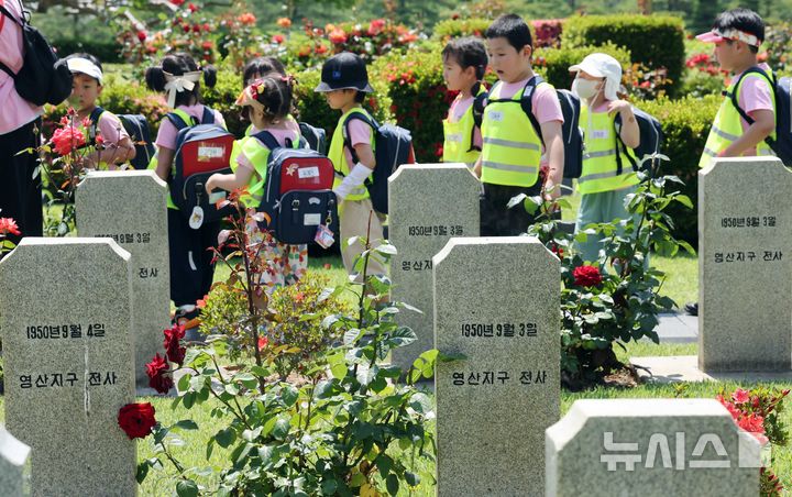  [부산=뉴시스] 하경민 기자 = 제71회 현충일을 하루 앞둔 5일 부산 남구 유엔기념공원에서 원광어린이집(영도구) 원생들이 6·25전쟁 당시 유엔군으로 참전한 한국군 전몰장병묘역을 참배하고 있다. 2026.06.05. yulnetphoto@newsis.com
