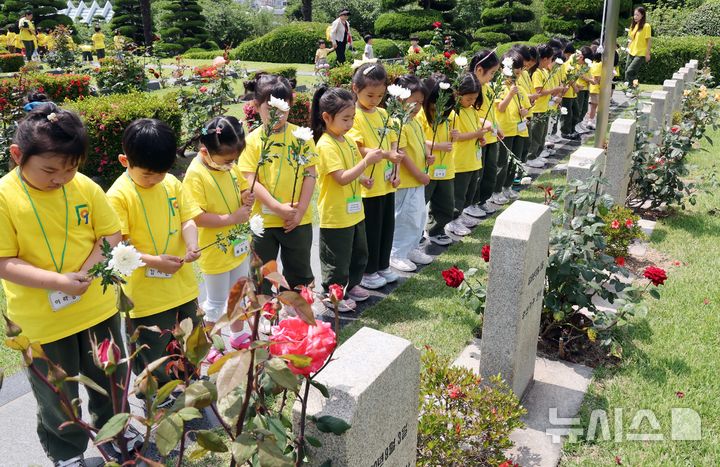  [부산=뉴시스] 하경민 기자 = 제71회 현충일을 하루 앞둔 5일 부산 남구 유엔기념공원에서 레이카운티 1단지 어린이집(연제구) 원생들이 6·25전쟁 당시 유엔군으로 참전한 한국군 전몰장병묘역을 참배하고 있다. 2026.06.05. yulnetphoto@newsis.com