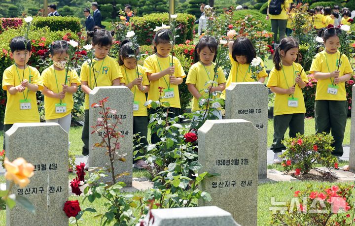  [부산=뉴시스] 하경민 기자 = 제71회 현충일을 하루 앞둔 5일 부산 남구 유엔기념공원에서 레이카운티 1단지 어린이집(연제구) 원생들이 6·25전쟁 당시 유엔군으로 참전한 한국군 전몰장병묘역을 참배하고 있다. 2026.06.05. yulnetphoto@newsis.com