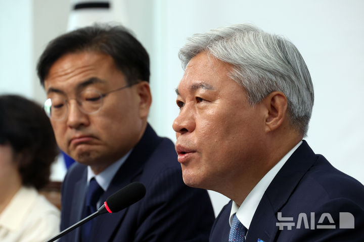 [서울=뉴시스] 고승민 기자 = 서왕진 조국혁신당 원내대표가 5일 서울 여의도 국회에서 열린 파란개비선대위 해단식에서 발언하고 있다. 2026.06.05. kkssmm99@newsis.com