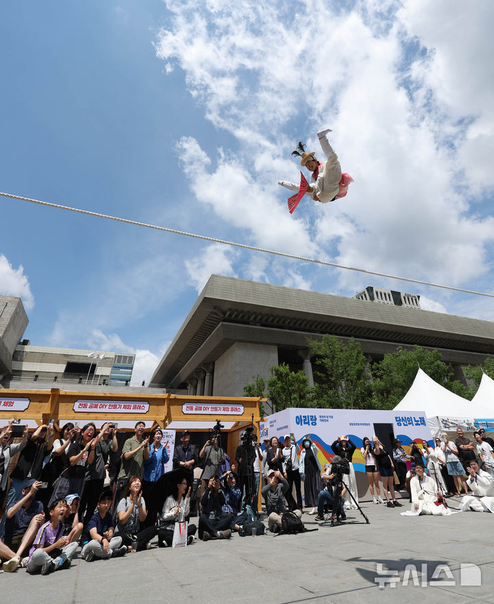 [서울=뉴시스] 조수정 기자 = 제2회 국악의 날인 5일 오전 서울 종로구 광화문광장 놀이마당에서 열린 '아리랑 대축제'에서 어름사니 남창동이 줄타기를 하고 있다. 2026.06.05. chocrystal@newsis.com