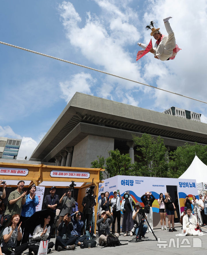 [서울=뉴시스] 조수정 기자 = 제2회 국악의 날인 5일 오전 서울 종로구 광화문광장 놀이마당에서 열린 '아리랑 대축제'에서 어름사니 남창동이 줄타기를 하고 있다. 2026.06.05. chocrystal@newsis.com