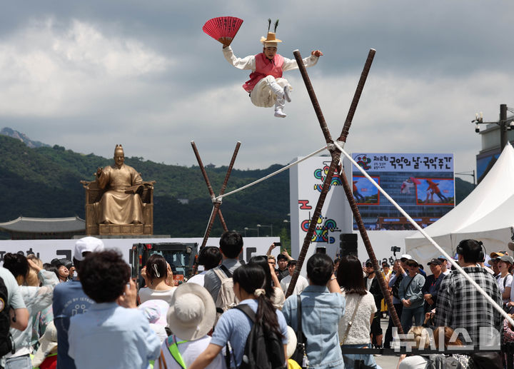 [서울=뉴시스] 조수정 기자 = 제2회 국악의 날인 5일 오전 서울 종로구 광화문광장 놀이마당에서 열린 '아리랑 대축제'에서 어름사니 남창동이 줄타기를 하고 있다. 2026.06.05. chocrystal@newsis.com
