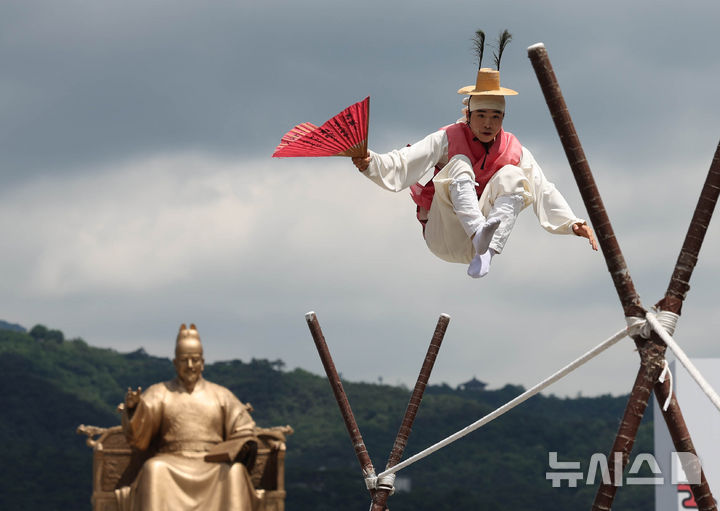 [서울=뉴시스] 조수정 기자 = 제2회 국악의 날인 5일 오전 서울 종로구 광화문광장 놀이마당에서 열린 '아리랑 대축제'에서 어름사니 남창동이 줄타기를 하고 있다. 2026.06.05. chocrystal@newsis.com