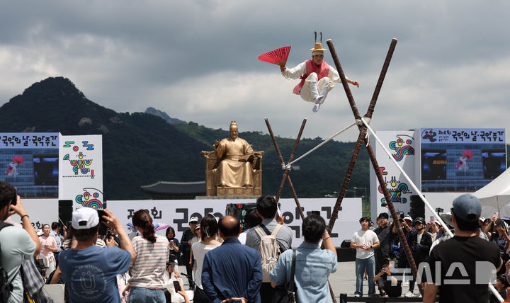[서울=뉴시스] 조수정 기자 = 제2회 국악의 날인 5일 오전 서울 종로구 광화문광장 놀이마당에서 열린 '아리랑 대축제'에서 어름사니 남창동이 줄타기를 하고 있다. 2026.06.05. chocrystal@newsis.com