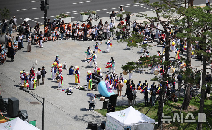 [서울=뉴시스] 조수정 기자 = 제2회 국악의 날인 5일 오후 서울 종로구 광화문광장에서 '아리랑 대축제'가 열리고 있다. 2026.06.05. chocrystal@newsis.com