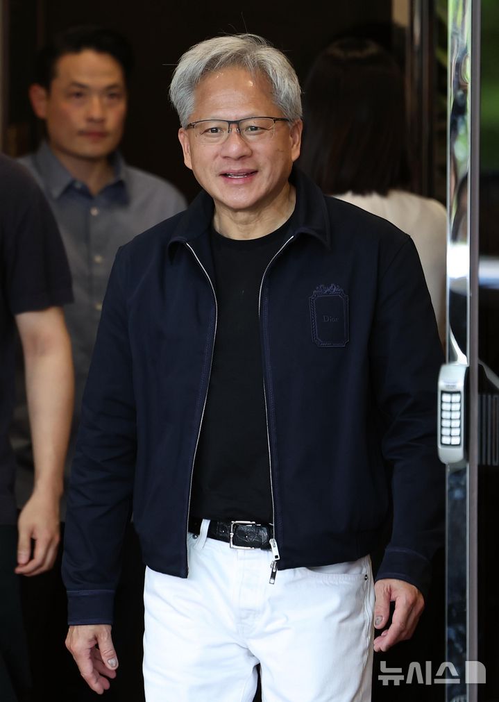 [서울=뉴시스] 김선웅 기자 = 젠슨 황 엔디비아 CEO가 5일 서울 강서구 서울김포비즈니스항공센터를 통해 입국하고 있다. 2026.06.05. mangusta@newsis.con