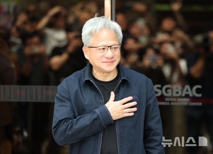 [서울=뉴시스] 김선웅 기자 = 젠슨 황 엔디비아 CEO가 5일 서울 강서구 서울김포비즈니스항공센터를 통해 입국하고 있다. 2026.06.05. mangusta@newsis.con
