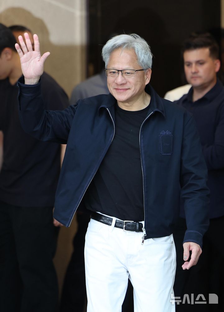 [서울=뉴시스] 김선웅 기자 = 젠슨 황 엔디비아 CEO가 5일 서울 강서구 서울김포비즈니스항공센터를 통해 입국하고 있다. 2026.06.05. mangusta@newsis.con