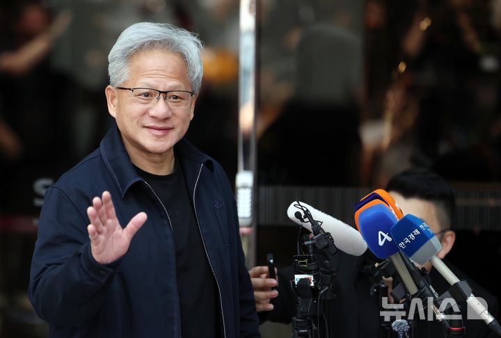 [서울=뉴시스] 김선웅 기자 = 젠슨 황 엔디비아 CEO가 5일 서울 강서구 서울김포비즈니스항공센터를 통해 입국하고 있다. 2026.06.05. mangusta@newsis.con