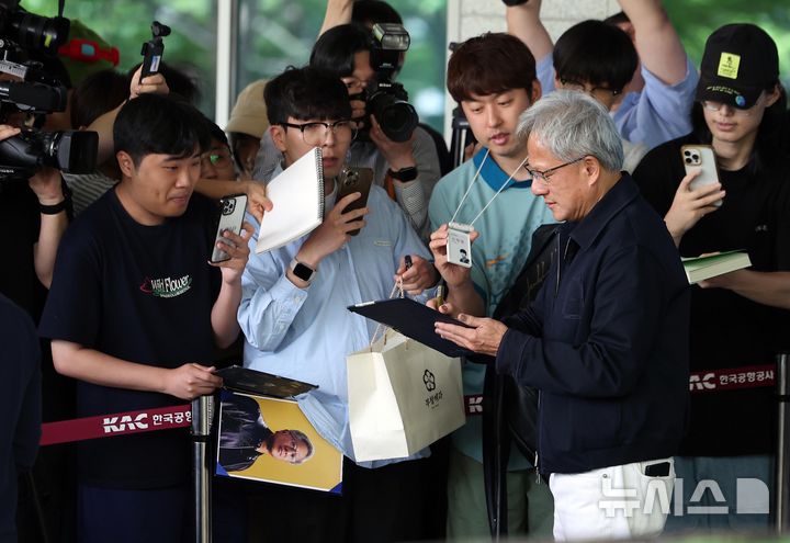 [서울=뉴시스] 김선웅 기자 = 젠슨 황 엔디비아 CEO가 5일 서울 강서구 서울김포비즈니스항공센터를 통해 입국해 팬들에게 사인을 해주고 있다. 2026.06.05. mangusta@newsis.con