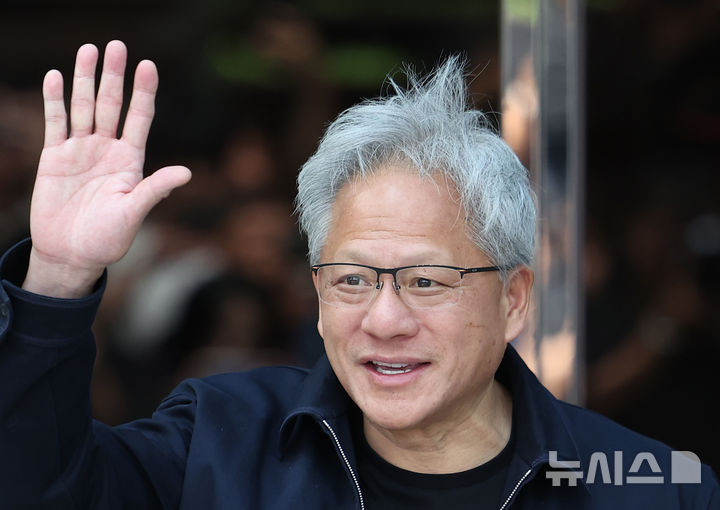 [서울=뉴시스] 김선웅 기자 = 젠슨 황 엔디비아 CEO가 5일 서울 강서구 서울김포비즈니스항공센터를 통해 입국해 팬들에게 인사하고 있다. 2026.06.05. mangusta@newsis.con