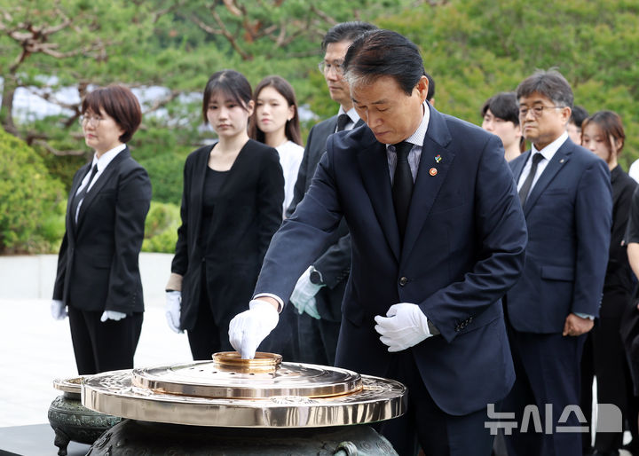 [서울=뉴시스] 최진석 기자 = 권오을 국가보훈부 장관이 현충일을 하루 앞둔 5일 서울 동작구 국립서울현충원 현충탑을 참배, 분향하고 있다. 2026.06.05. myjs@newsis.com