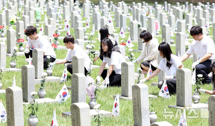 [서울=뉴시스] 최진석 기자 = 현충일을 하루 앞둔 5일 서울 동작구 국립서울현충원에서 봉사단이 헌화하고 있다. 2026.06.05. myjs@newsis.com