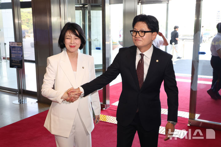 [서울=뉴시스] 고승민 기자 = 한동훈 부산 북구갑 국회의원 보궐선거 당선인이 5일 서울 여의도 국회로 입성, 배현진 의원과 인사를 나누고 있다. 2026.06.05. kkssmm99@newsis.com