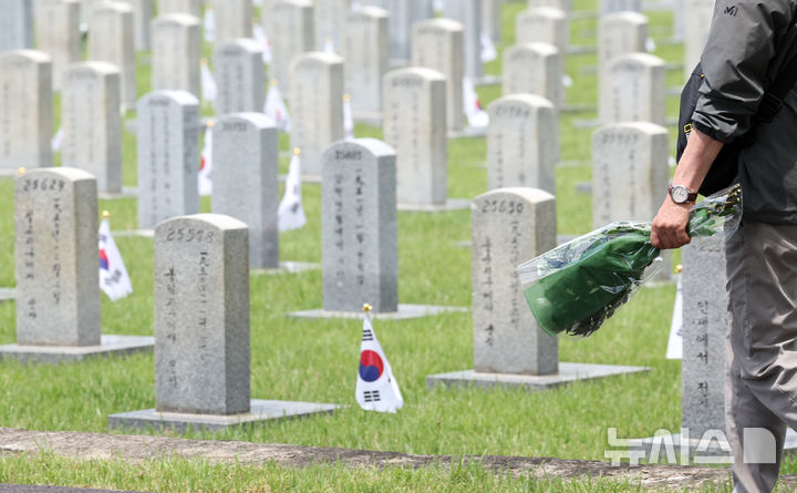 [서울=뉴시스] 최진석 기자 = 현충일을 하루 앞둔 5일 서울 동작구 국립서울현충원에서 추모객이 묘역을 찾고 있다. 2026.06.05. myjs@newsis.com