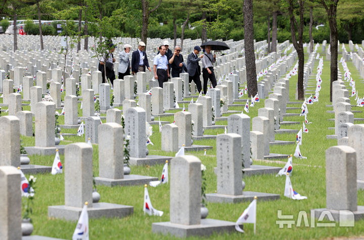 [서울=뉴시스] 최진석 기자 = 현충일을 하루 앞둔 5일 서울 동작구 국립서울현충원을 찾은 추모객들이 묘역을 찾고 있다. 2026.06.05. myjs@newsis.com