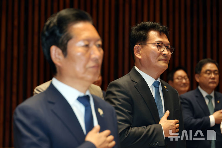 [서울=뉴시스] 고승민 기자 = 송영길 더불어민주당 연수갑 국회의원 보궐선거 당선인이 5일 서울 여의도 국회에서 의원총회에서 국민의례를 하고 있다. 2026.06.05. kkssmm99@newsis.com