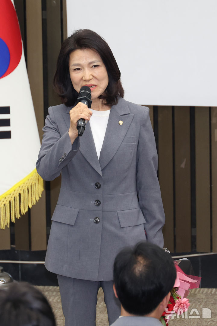 [서울=뉴시스] 고승민 기자 = 이진숙 국민의힘 대구 달성군 국회의원 보궐선거 당선인이 5일 서울 여의도 국회에서 열린 의원총회에서 인사말을 하고 있다. 2026.06.05. kkssmm99@newsis.com