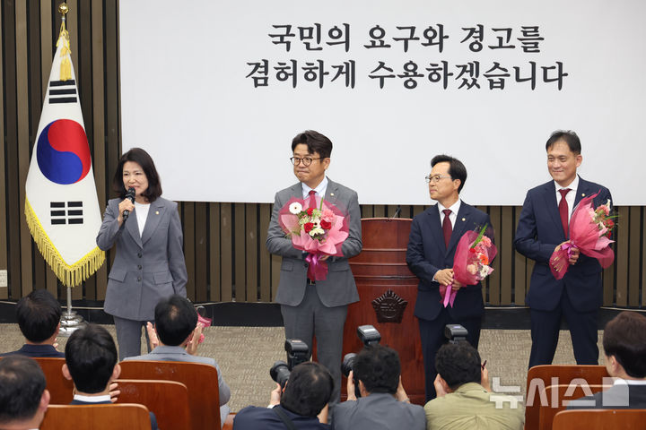 [서울=뉴시스] 고승민 기자 = 이진숙 국민의힘 대구 달성군 국회의원 보궐선거 당선인이 5일 서울 여의도 국회에서 열린 의원총회에서 인사말을 하고 있다. 2026.06.05. kkssmm99@newsis.com