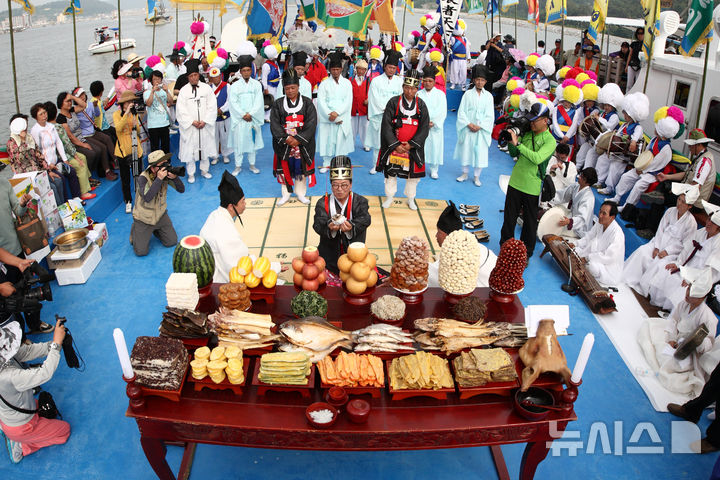 [영광=뉴시스] 국가무형유산인 '2026 영광법성포단오제' 18일부터 21일까지 4일간 '화조풍악(花鳥風樂)'을 주제로 법성포단오제전수교육관과 법성포뉴타운 일원에서 열린다. 사진은 용왕제 거행 모습. (사진=영광군 제공) photo@newsis.com