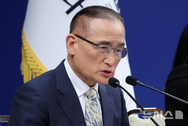 [서울=뉴시스] 고범준 기자 = 위성락 국가안보실장이 5일 청와대 춘추관에서 이재명 대통령의 순방 일정 관련 브리핑을 하고 있다. (청와대통신사진기자단) 2026.06.05. bjko@newsis.com