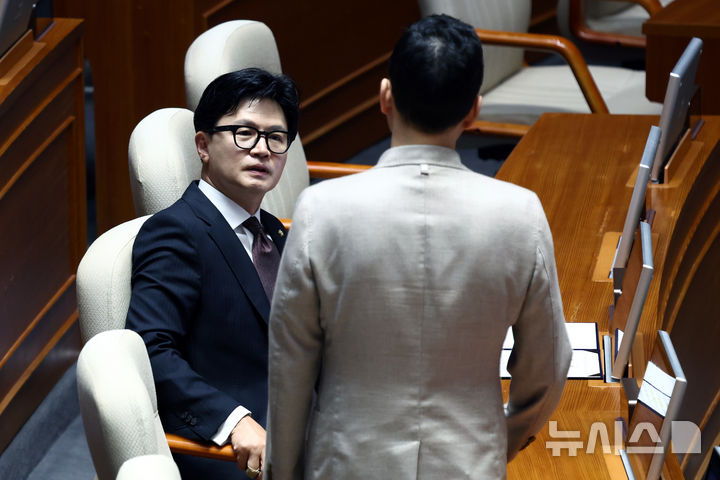 [서울=뉴시스] 고승민 기자 = 한동훈 부산 북구갑 국회의원 보궐선거 당선인이 5일 서울 여의도 국회 본회의장에서 박정훈 의원과 대화하고 있다. 2026.06.05. kkssmm99@newsis.com