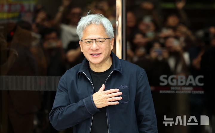 [서울=뉴시스] 김선웅 기자 = 젠슨 황 엔비디아 CEO가 5일 서울 강서구 서울김포비즈니스항공센터를 통해 입국하며 한국 팬들에게 인사하고 있다. 2026.06.05. mangusta@newsis.com