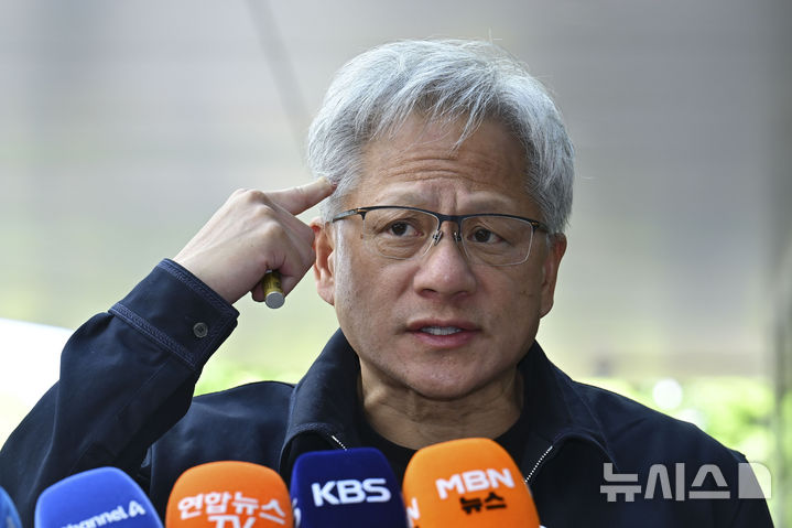 [서울=뉴시스] 김선웅 기자 = 젠슨 황 엔비디아 CEO가 5일 서울 강서구 서울김포비즈니스항공센터를 통해 입국해 취재진 질문에 답변하고 있다. (공동취재) 2026.06.05. photo@newsis.com