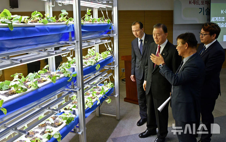 홍문표 한국농수산식품유통공사 사장(왼쪽 두 번째)이 사계절 딸기 생산기술 설명을 듣고 있다. (사진=aT 제공) photo@newsis.com *재판매 및 DB 금지
