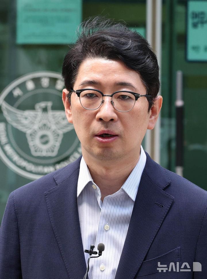 [서울=뉴시스] 조수정 기자 = 주진우 국민의힘 의원이 5일 오후 서울 종로구 서울시경찰청 민원실에서 6·3 지방선거 투표용지 부족 사태 등과 관련, 중앙선거관리위원회 노태악 위원장과 허철훈 사무총장을 직무유기 및 직권남용 혐의로 고발하는 고발장을 제출한 뒤 언론 인터뷰를 하고 있다. 2026.06.05. chocrystal@newsis.com