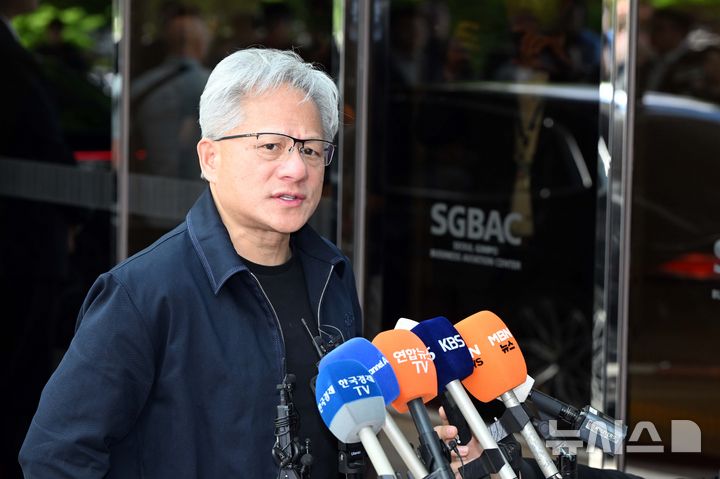 [서울=뉴시스] 김선웅 기자 = 젠슨 황 엔비디아 CEO가 5일 서울 강서구 서울김포비즈니스항공센터를 통해 입국해 취재진 질문에 답변하고 있다. (공동취재) 2026.06.05. photo@newsis.com