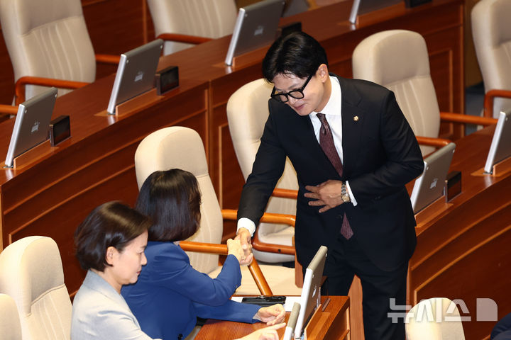 [서울=뉴시스] 고승민 기자 = 한동훈 부산 북구갑 국회의원 보궐선거 당선인이 5일 서울 여의도 국회에서 열린 본회의에서 박은정 조국혁신당 의원과 인사를 나누고 있다. 2026.06.05. kkssmm99@newsis.com
