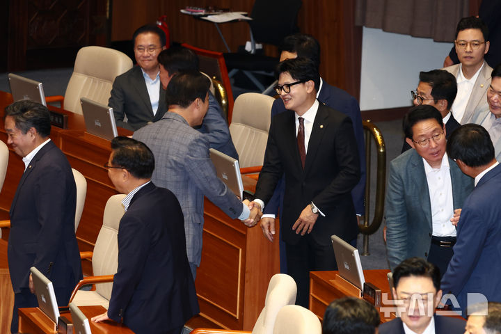 [서울=뉴시스] 고승민 기자 = 한동훈 부산 북구갑 국회의원 보궐선거 당선인이 5일 서울 여의도 국회에서 열린 본회의에서 국민의힘 의원들과 인사를 나누고 있다. 2026.06.05. kkssmm99@newsis.com