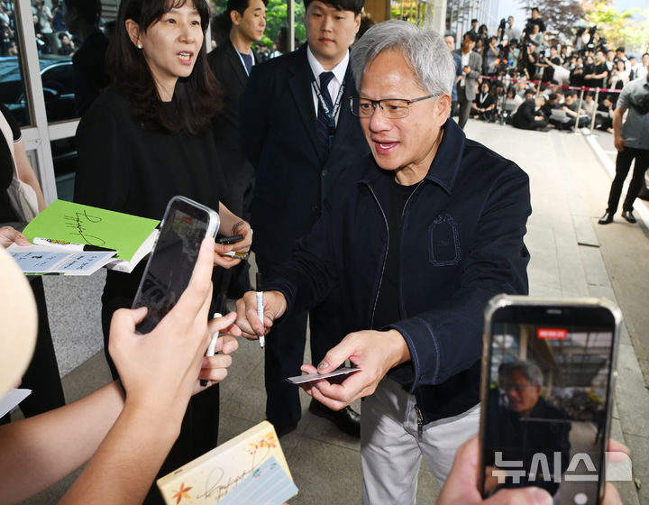 [서울=뉴시스] 김선웅 기자 = 젠슨 황 엔비디아 CEO가 5일 서울 강서구 서울김포비즈니스항공센터를 통해 입국해 한국 팬들의 사인 요청에 응하고 있다. (공동취재) 2026.06.05. photo@newsis.com