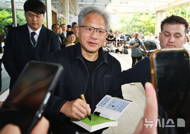 [서울=뉴시스] 김선웅 기자 = 젠슨 황 엔비디아 CEO가 5일 서울 강서구 서울김포비즈니스항공센터를 통해 입국해 한국 팬들의 사인 요청에 응하고 있다. (공동취재) 2026.06.05. photo@newsis.com