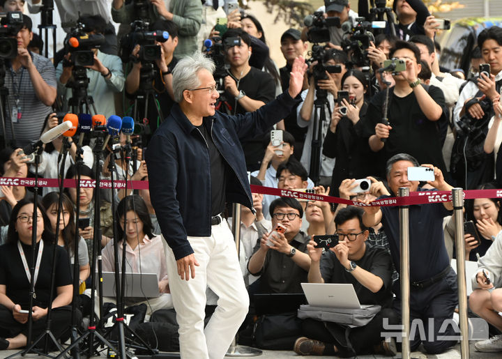 [서울=뉴시스] 김선웅 기자 = 젠슨 황 엔비디아 CEO가 5일 서울 강서구 서울김포비즈니스항공센터를 통해 입국하고 있다. (공동취재) 2026.06.05. photo@newsis.com