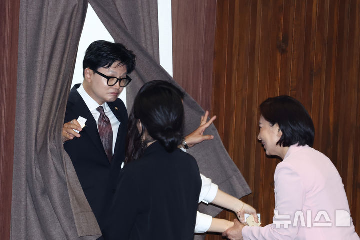 [서울=뉴시스] 고승민 기자 = 한동훈 부산 북구갑 국회의원 보궐선거 당선인이 5일 서울 여의도 국회에서 열린 본회의에서 국회의장, 부의장 선거 기표 후 기표소를 나서고 있다. 2026.06.05. kkssmm99@newsis.com