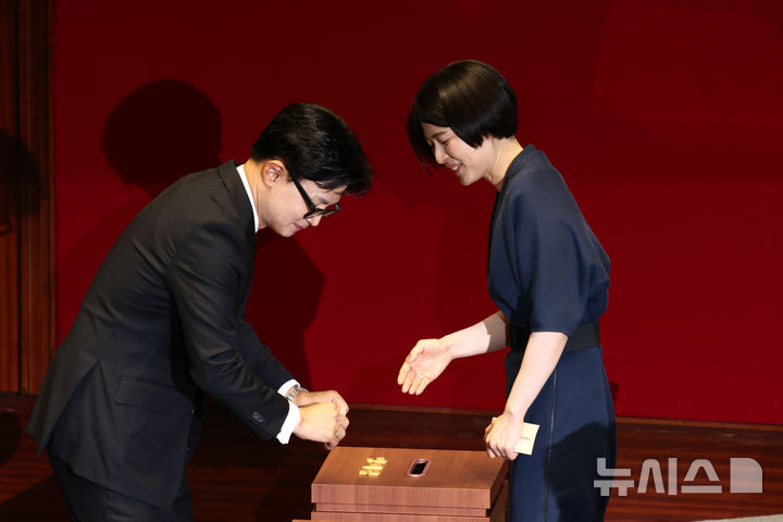 [서울=뉴시스] 고승민 기자 = 한동훈 부산 북구갑 국회의원 보궐선거 당선인이 5일 서울 여의도 국회에서 열린 본회의에서 국회의장, 부의장 선거 투표를 하고 있다. 2026.06.05. kkssmm99@newsis.com