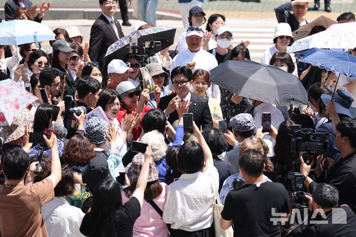 [서울=뉴시스] 김금보 기자 = 한동훈 무소속 부산 북구갑 국회의원 당선인이 5일 오후 서울 여의도 국회에서 본회의 출석에 앞서 지지자들의 축하를 받고 있다. 2026.06.05. kgb@newsis.com